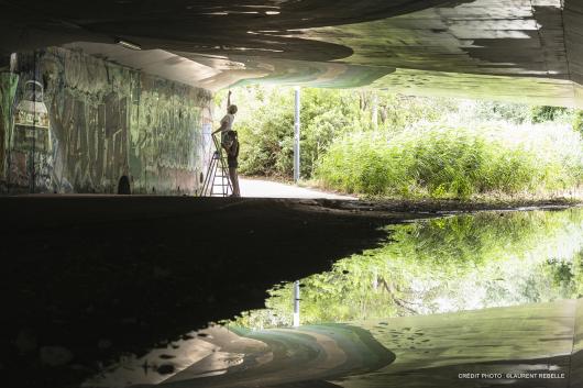 Reflet de la fresque dans la Lironde pendant que les 2 artistes peignent