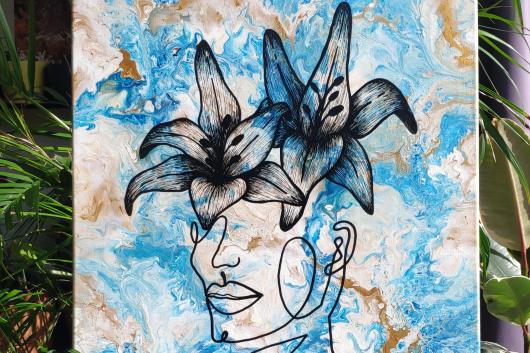Toile LYS - marbré bleu et doré et dessin en une ligne d'une femme cachée par deux fleurs de lys
