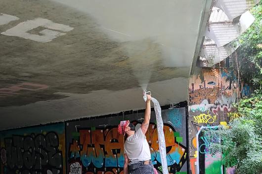 Première couche : on recouvre tout le plafond en blanc