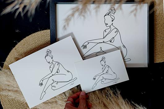 Femme assise A4, A5 et carte postale