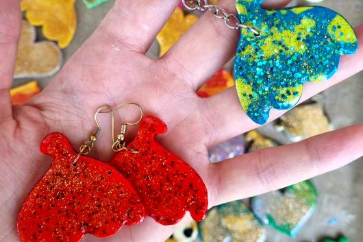 porte-clit et boucles d'oreilles