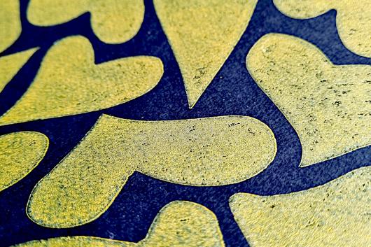 Lino print coeurs dorés sur papier noir